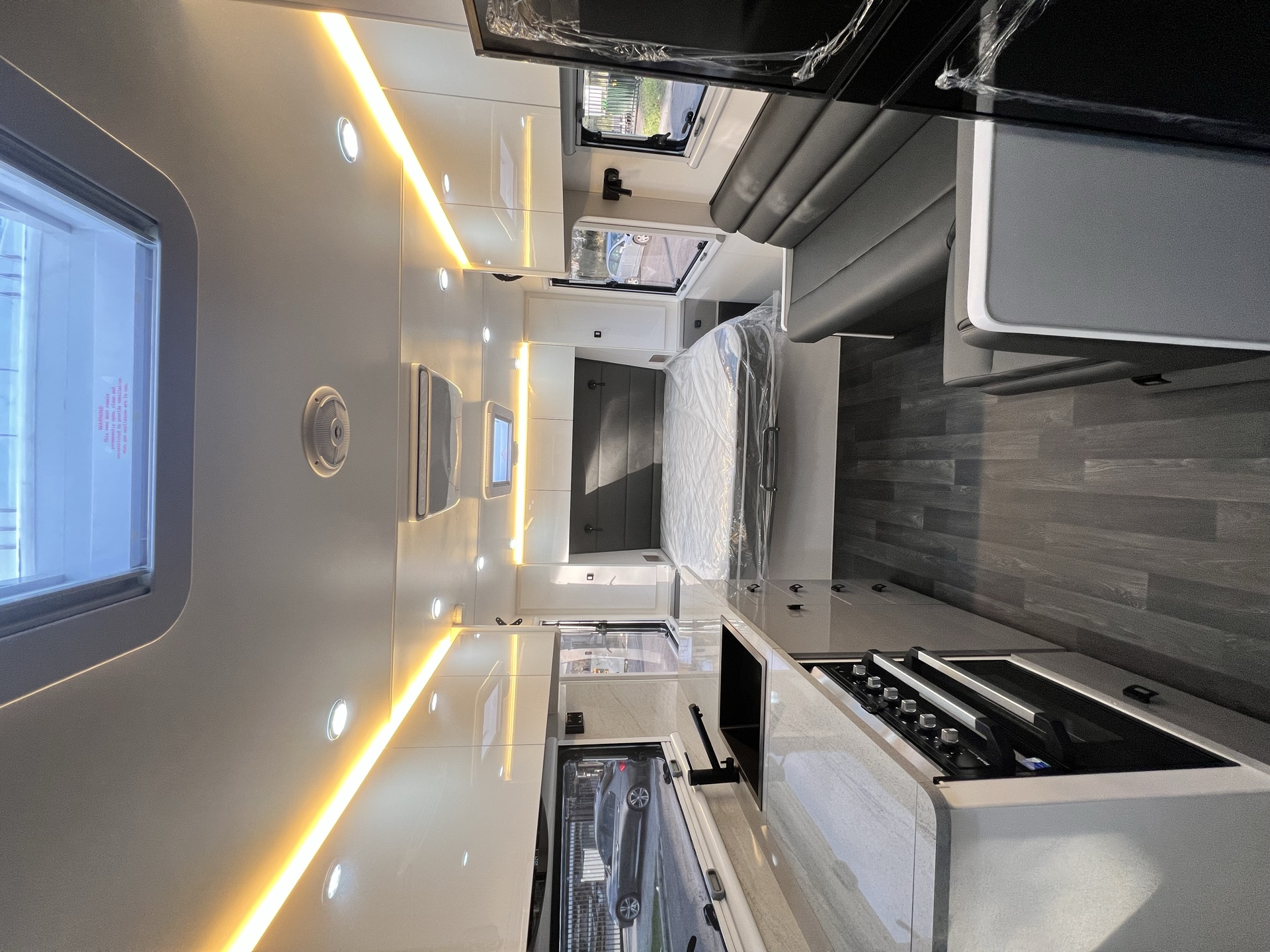 Atom Interior – L-Lounge